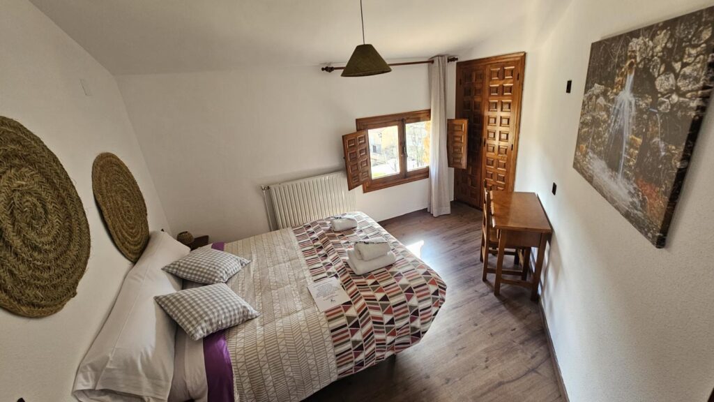 Habitación doble matrimonio vistas montaña Hostal Al Tajo